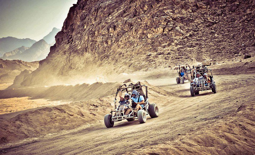 Поездка на джипах по пустыне одно из самых популярных развлечений туристов в зимний период