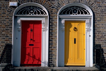 Цветные двери в домах