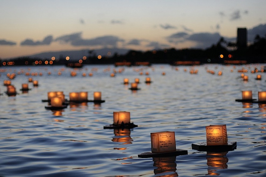 Фестиваль плавающих фонариков является днём памяти. Каждый турист может поучаствовать в этом событии.