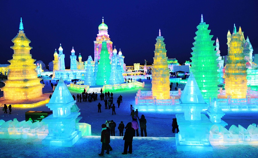 На фестиваль снега и льда съезжаются скульпторы со всего мира