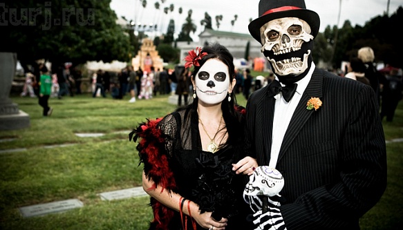 Ночь безудержного веселья на кладбище - это всё про день мертвых в Мексике